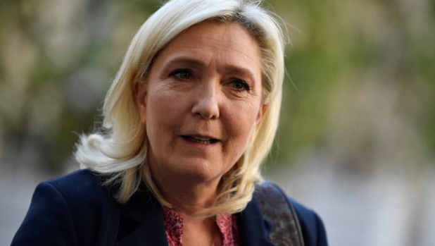 BFMTV's tweet photo. Le Pen approuve la proposition de Darmanin d'expulser "tout étranger" qui "a commis des actes graves"
https://t.co/Xs9EUYLweO https://t.co/mkmWKjdoBt