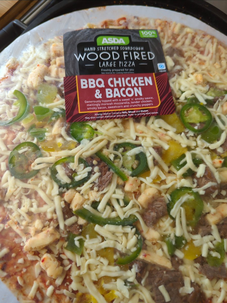 Dianaaaa_91's tweet image. @asda this doesn't look like the pizza that's labelled 💁🏼‍♀️🤣🤣 daaamn, the bf picked it up to share but my face is gonna burn off with the jalapenos and Mexican cheese!! #wronglabel