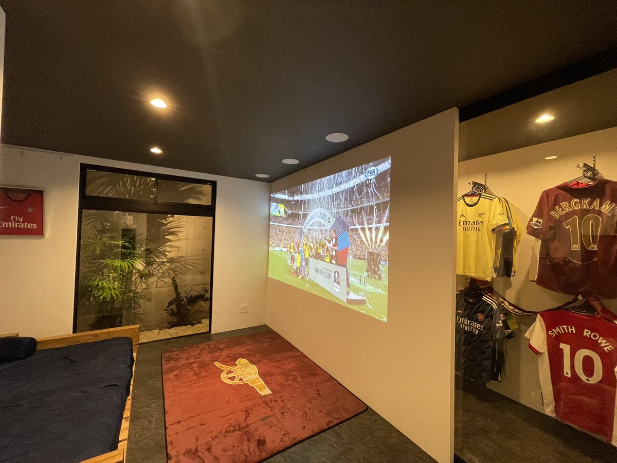 nobooner10's tweet photo. アーセナル部屋ほぼ完成です👏👏
カーペットもいい感じです！
ちなみにユニフォームは現時点で57枚でした！
行方不明があるので妻に捜索願いを出しています。
あとはサッカーボールに空気を入れて開幕を待つのみです⚽️ https://t.co/hSDsK1otjQ