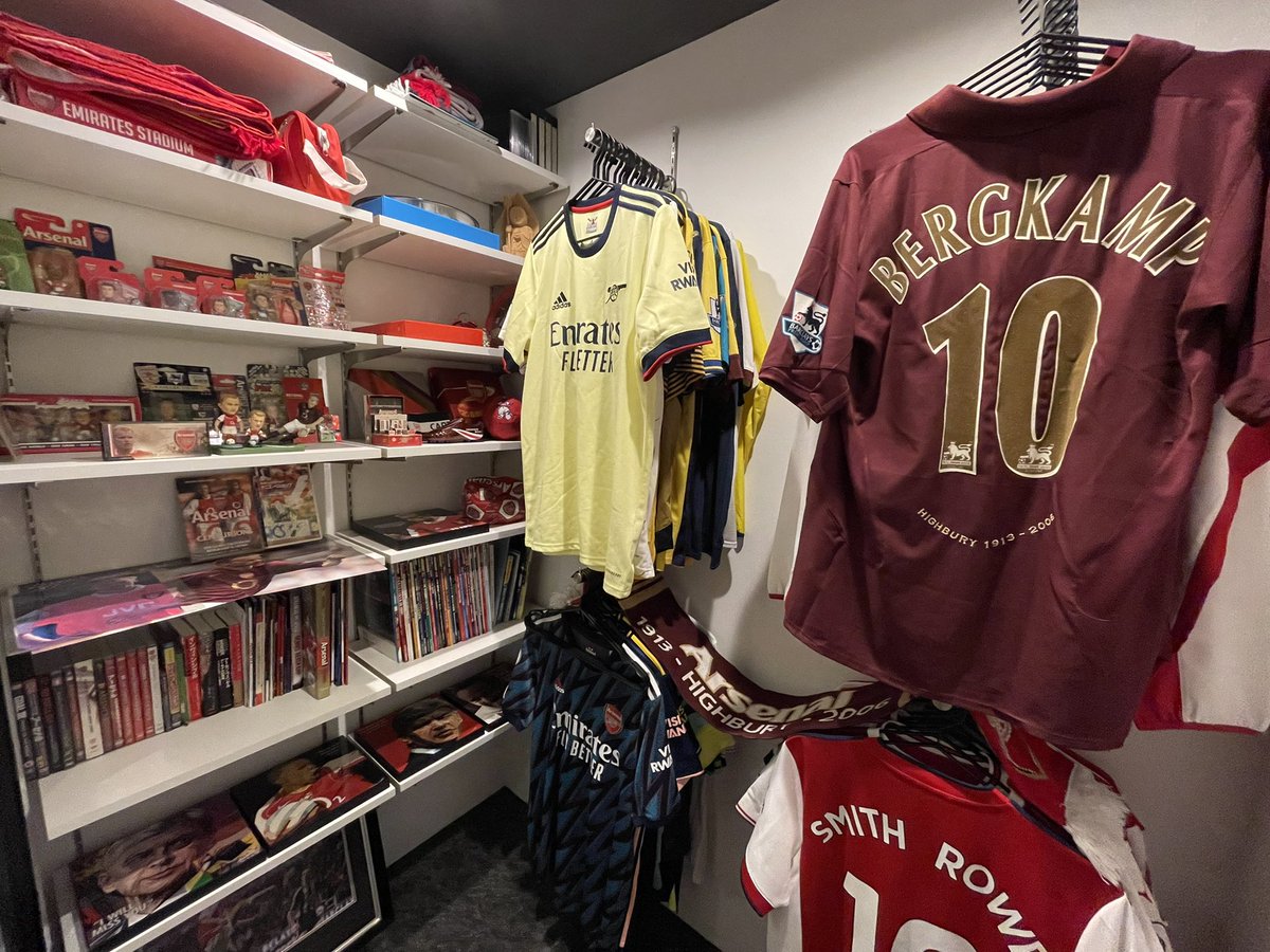 nobooner10's tweet photo. アーセナル部屋ほぼ完成です👏👏
カーペットもいい感じです！
ちなみにユニフォームは現時点で57枚でした！
行方不明があるので妻に捜索願いを出しています。
あとはサッカーボールに空気を入れて開幕を待つのみです⚽️ https://t.co/hSDsK1otjQ