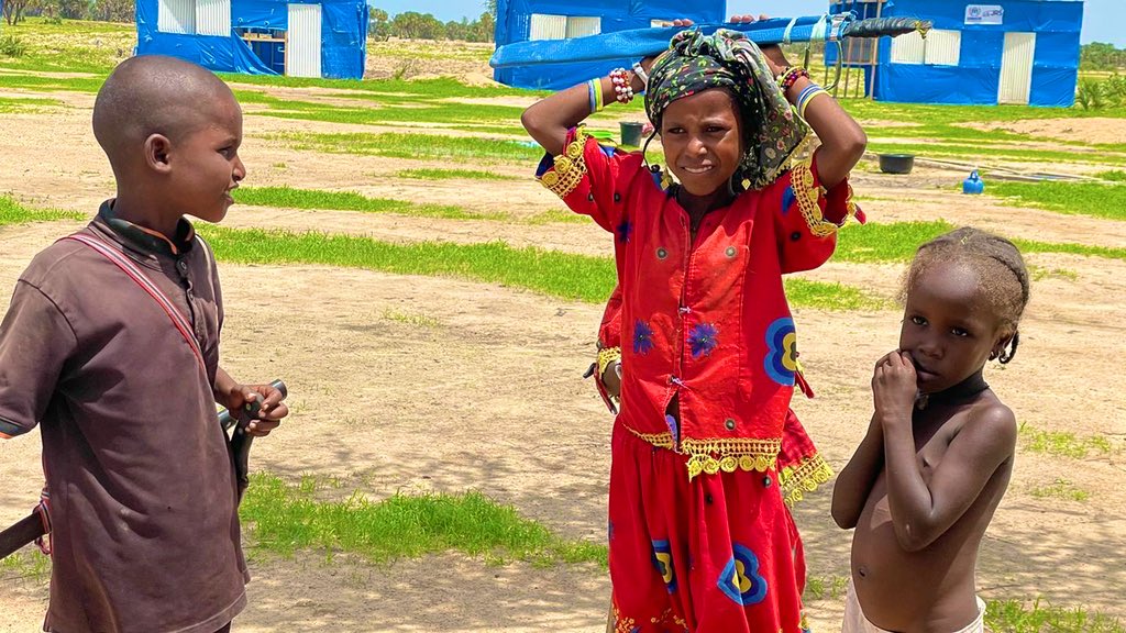 AlphaseydiBa's tweet photo. The best Eid Ever. In a refugee’s camp in Kalambari, #Chad. I thank God for these humbling moments with people forced to flee their homes in #Cameroon and crossed into #Chad 🇹🇩 after clashes between farmers and fishers over the use of resources. Think of that! https://t.co/dkOZG5JvE2