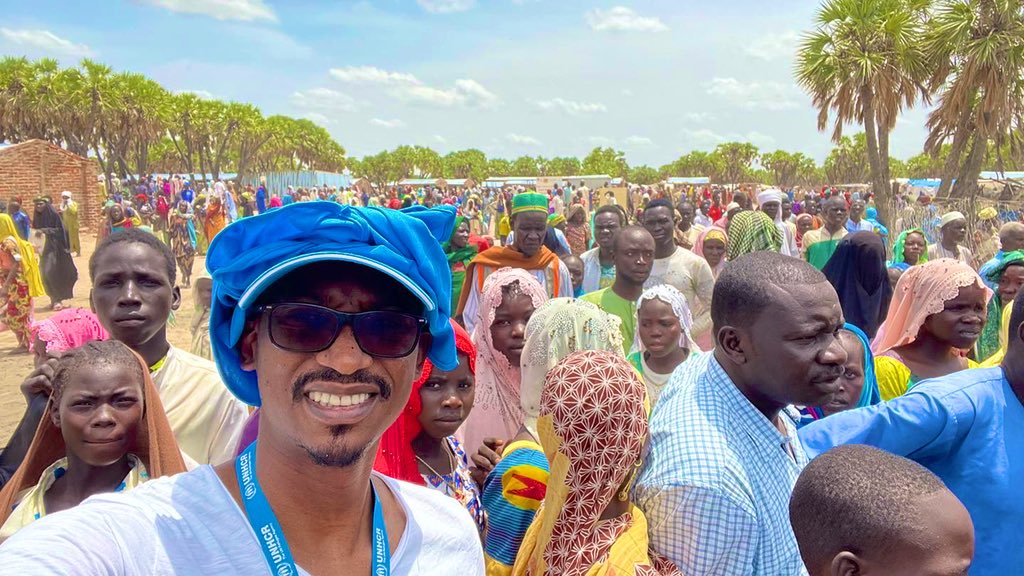 AlphaseydiBa's tweet photo. The best Eid Ever. In a refugee’s camp in Kalambari, #Chad. I thank God for these humbling moments with people forced to flee their homes in #Cameroon and crossed into #Chad 🇹🇩 after clashes between farmers and fishers over the use of resources. Think of that! https://t.co/dkOZG5JvE2