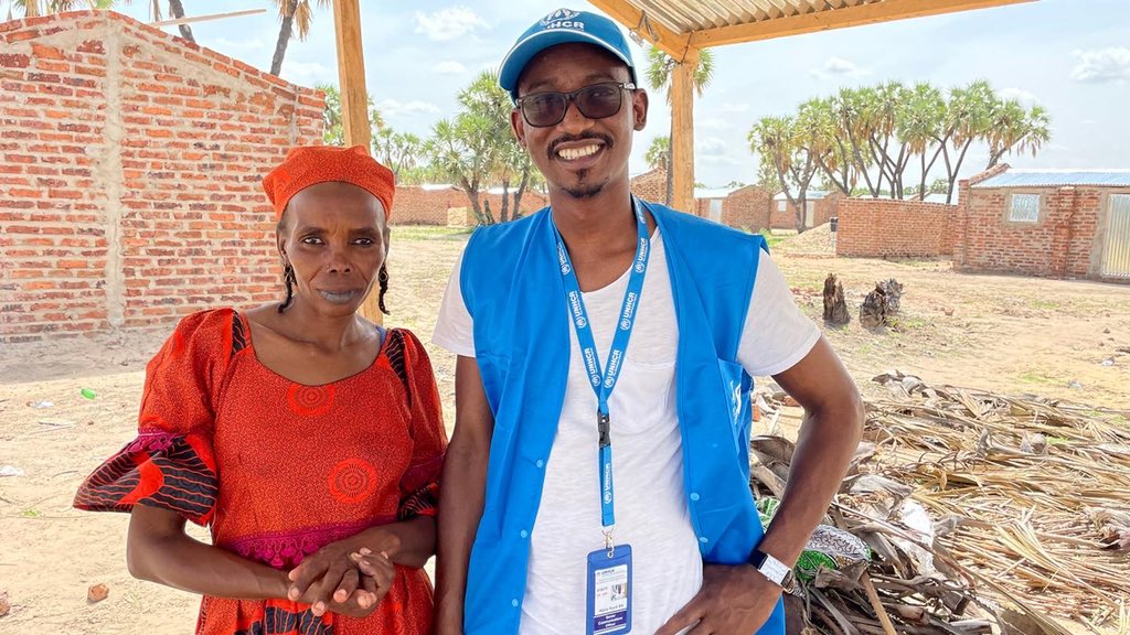 AlphaseydiBa's tweet photo. The best Eid Ever. In a refugee’s camp in Kalambari, #Chad. I thank God for these humbling moments with people forced to flee their homes in #Cameroon and crossed into #Chad 🇹🇩 after clashes between farmers and fishers over the use of resources. Think of that! https://t.co/dkOZG5JvE2