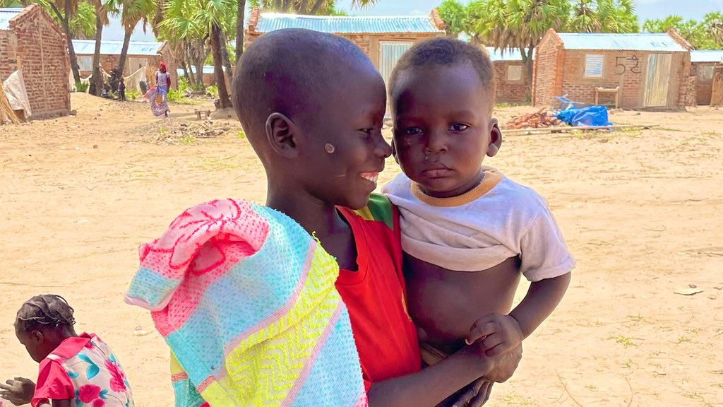 AlphaseydiBa's tweet photo. The best Eid Ever. In a refugee’s camp in Kalambari, #Chad. I thank God for these humbling moments with people forced to flee their homes in #Cameroon and crossed into #Chad 🇹🇩 after clashes between farmers and fishers over the use of resources. Think of that! https://t.co/dkOZG5JvE2