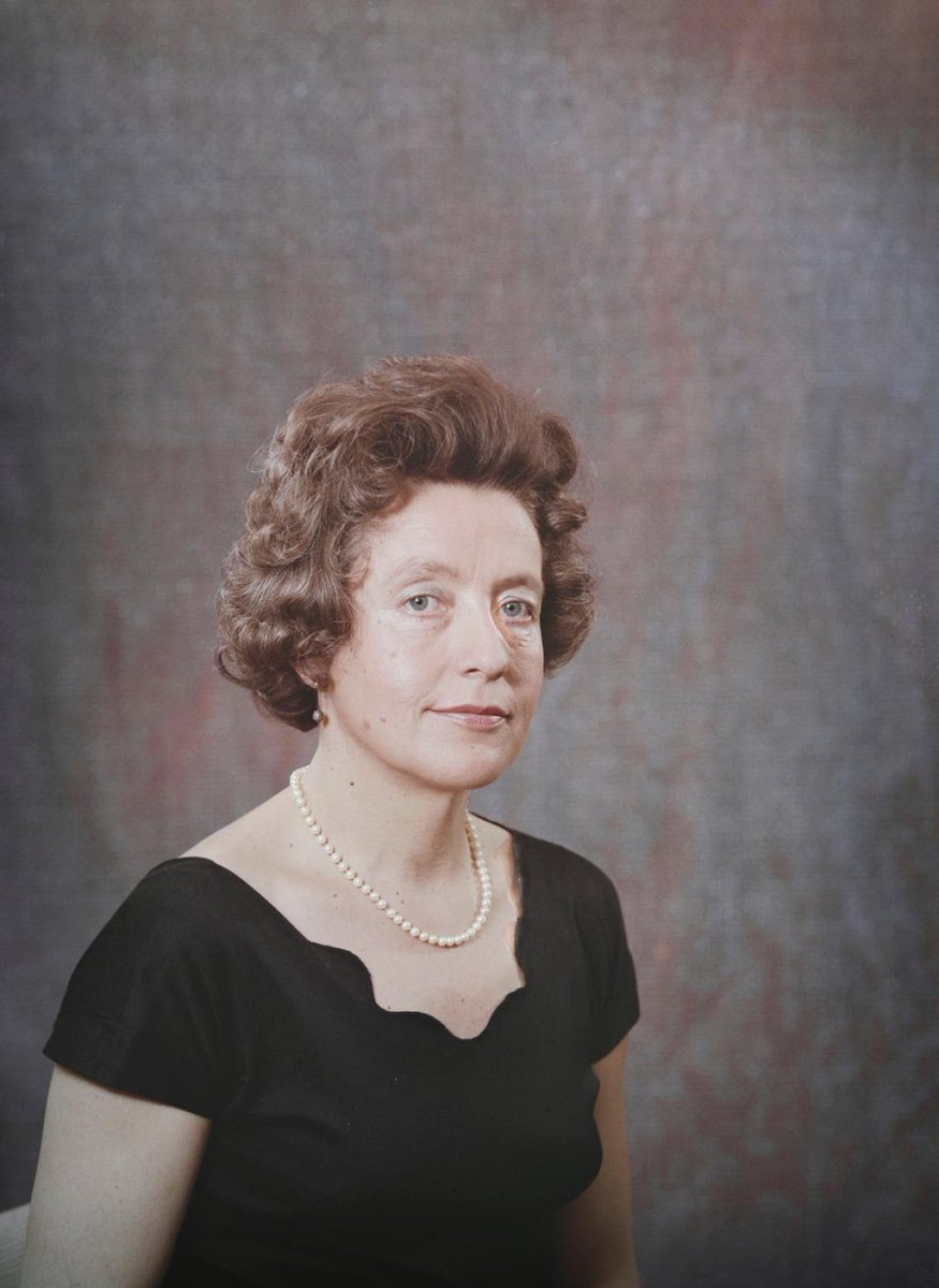 suomikuvaa's tweet photo. Kuvasiskot, n. 1980: kuoronjohtaja, diplomiurkuri Astrid Riska (Suomi, Helsinki, Suomi, Helsinki; Helsinki, Museovirasto) https://t.co/oJ7JfnSUSS