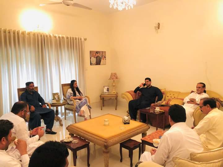 PppNaudero's tweet photo. لاڙڪاڻو

کھڙو ھائوس

پاڪستان پيپلز پارٽي ليڊيزونگ ڊپٽي انفارميشن سيڪريٽري سنڌ پارلياماني سيڪريٽري ايم پي اي لاڙڪاڻو ميڊم ندا کھڙو صاحبه سان ايم پي اي گھنور علي خان اسراڻ صاحب جي کھڙو ھائوس لاڙڪاڻي ۾ ملاقات

ان موقعي تي گھنور علي خان اسراڻ ميڊم ندا کهڙو کي عيد الضحي مبارڪ ڏني https://t.co/pIWNv04RMx