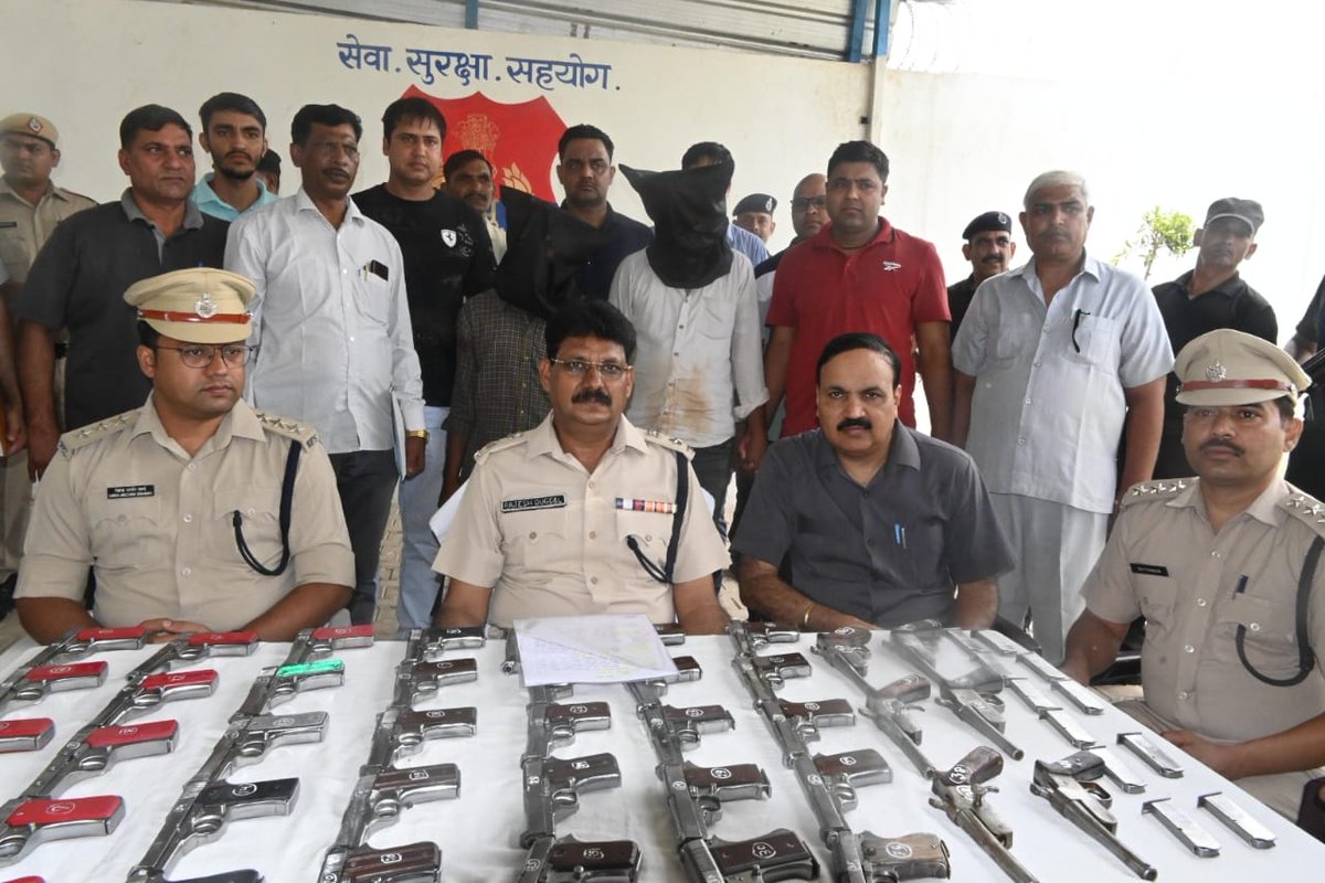 palwalpolice's tweet photo. पानीपत पुलिस के 35 अवैध हथियार बरामदगी रिकॉर्ड तोड #सबसे_बड़ी कार्रवाई

#समस्त_हरियाणा में अब तक @palwalpolice की #CIA होडल ने 41 अवैध हथियार बरामद कर दो सप्लायर के मंसूबों की कमर तोड़ तस्करी के मंसूबों पर पानी फेरा
#SPपलवल ने प्रेस वार्ता में जानकारी की साँझा
@police_haryana https://t.co/UFSzJJPpMe