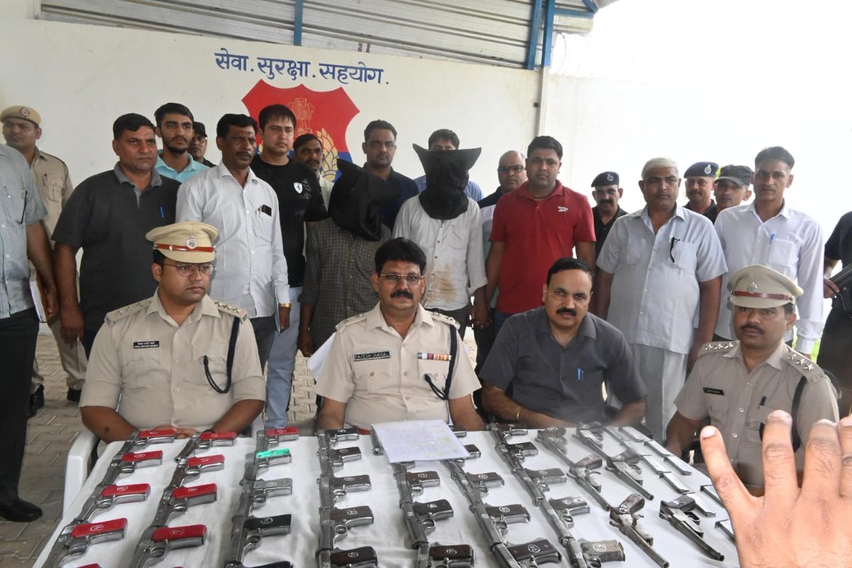 palwalpolice's tweet photo. पानीपत पुलिस के 35 अवैध हथियार बरामदगी रिकॉर्ड तोड #सबसे_बड़ी कार्रवाई

#समस्त_हरियाणा में अब तक @palwalpolice की #CIA होडल ने 41 अवैध हथियार बरामद कर दो सप्लायर के मंसूबों की कमर तोड़ तस्करी के मंसूबों पर पानी फेरा
#SPपलवल ने प्रेस वार्ता में जानकारी की साँझा
@police_haryana https://t.co/UFSzJJPpMe