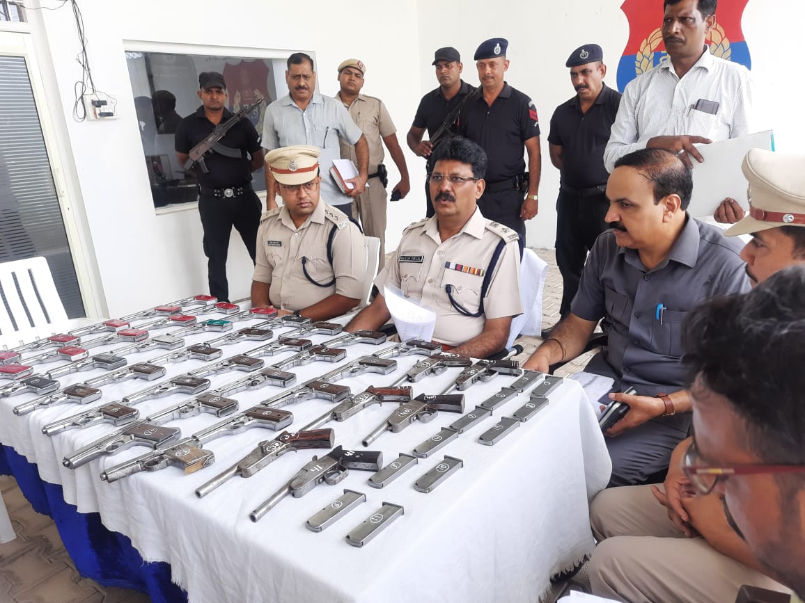 palwalpolice's tweet photo. पानीपत पुलिस के 35 अवैध हथियार बरामदगी रिकॉर्ड तोड #सबसे_बड़ी कार्रवाई

#समस्त_हरियाणा में अब तक @palwalpolice की #CIA होडल ने 41 अवैध हथियार बरामद कर दो सप्लायर के मंसूबों की कमर तोड़ तस्करी के मंसूबों पर पानी फेरा
#SPपलवल ने प्रेस वार्ता में जानकारी की साँझा
@police_haryana https://t.co/UFSzJJPpMe