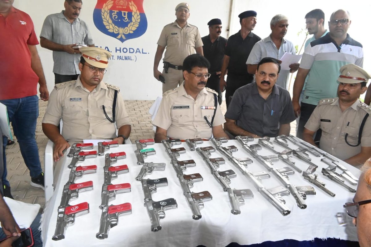 palwalpolice's tweet photo. पानीपत पुलिस के 35 अवैध हथियार बरामदगी रिकॉर्ड तोड #सबसे_बड़ी कार्रवाई

#समस्त_हरियाणा में अब तक @palwalpolice की #CIA होडल ने 41 अवैध हथियार बरामद कर दो सप्लायर के मंसूबों की कमर तोड़ तस्करी के मंसूबों पर पानी फेरा
#SPपलवल ने प्रेस वार्ता में जानकारी की साँझा
@police_haryana https://t.co/UFSzJJPpMe