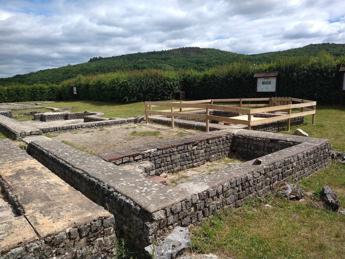 roamintheempire's tweet photo. For #AncientSiteSunday, some shots from the reconstructed foundations of the Villa Des Bruyères, a Gallo-Roman villa near #Treignes. Though there was habitation on the site earlier, the first building phase of the villa dates to the reign of Hadrian.
#Archaeology #Belgium https://t.co/MpkZKeRQea