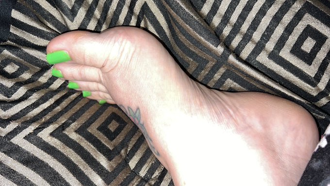 Let me shove these pretty green toes in your mouth this morning! #feetfethish #feetpicsforsales #sole<a href="/tag/toes"class="tags"><span>#toes</span></a><a href="/tag/sole"class="tags"><span>#sole</span></a><a href="/tag/feetpicsforsales"class="tags"><span>#feetpicsforsales</span></a><a href="/tag/feetfethish"class="tags"><span>#feetfethish</span></a>