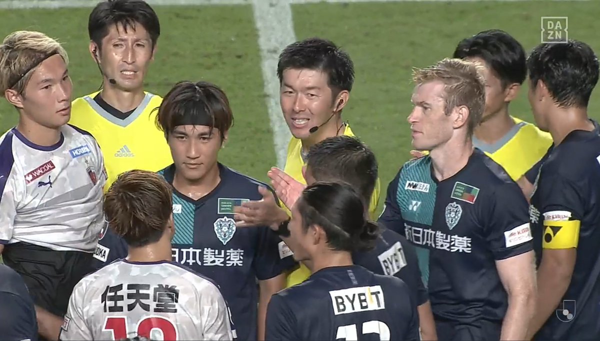 k82y30p03's tweet photo. 試合終了後に審判の間にぬっと現れたときの金森の顔がとても気に入った
何も考えてないのかもしくはものすごくいろいろ考えているのか https://t.co/6m4YuiDClX