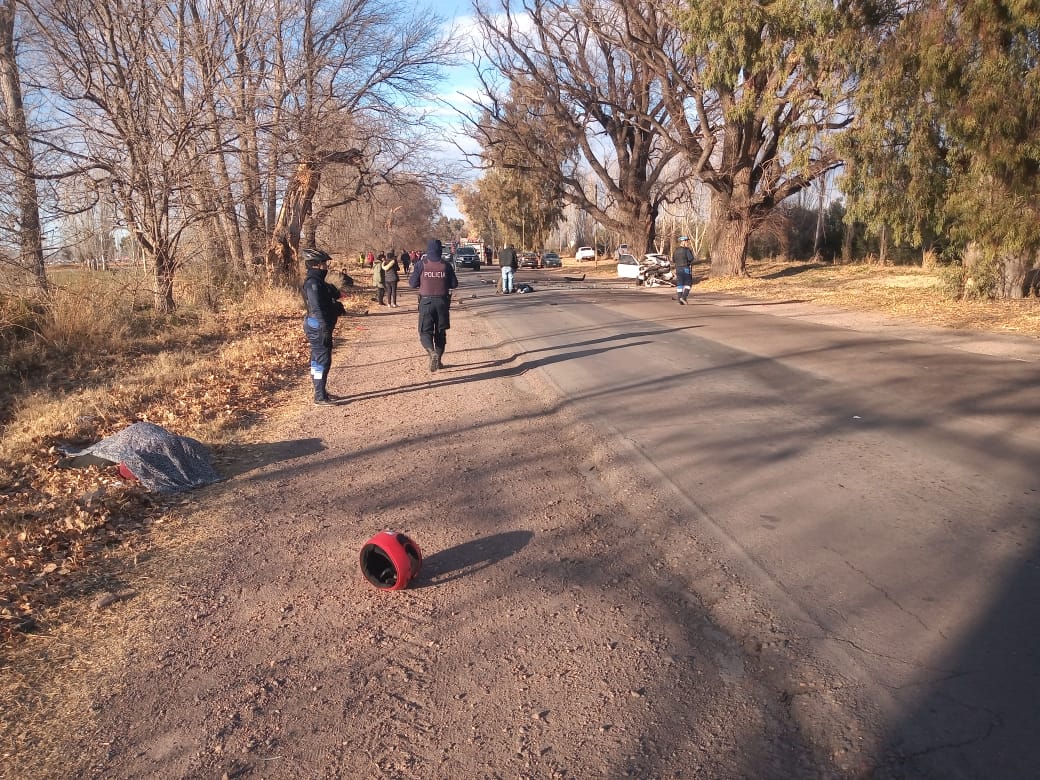 Dos personas murieron luego de un choque frontal entre un auto y una moto en Mendoza