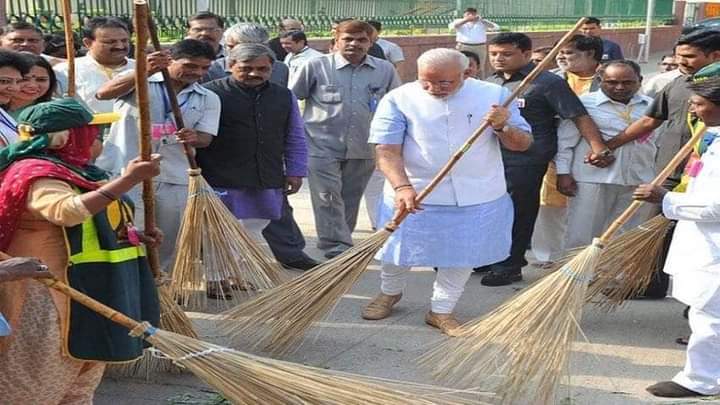 VinayPatelAAP's tweet photo. असली सफाई और नकली सफ़ाई में अन्तर ? https://t.co/Gq9B7B78r3