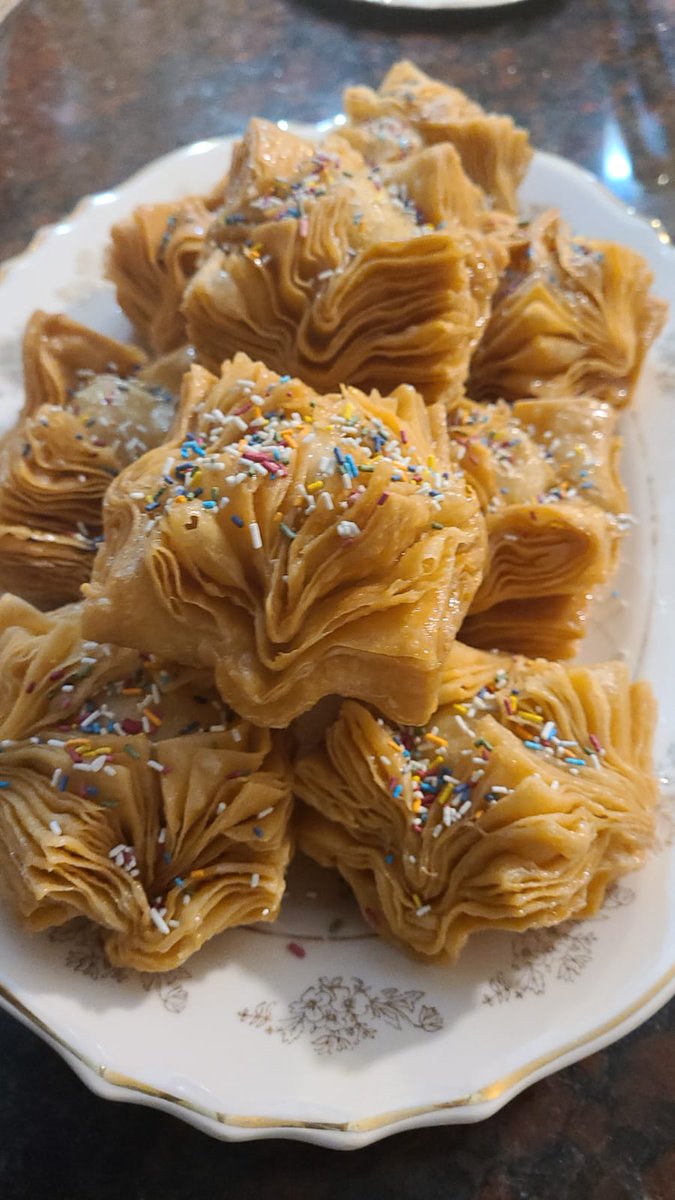 Cuál letanía a la Patria bandera en el balcón y pastelitos de <a href="/PatriciaKumar11/">Patricia Kumar</a> Algo clásico por aquí.