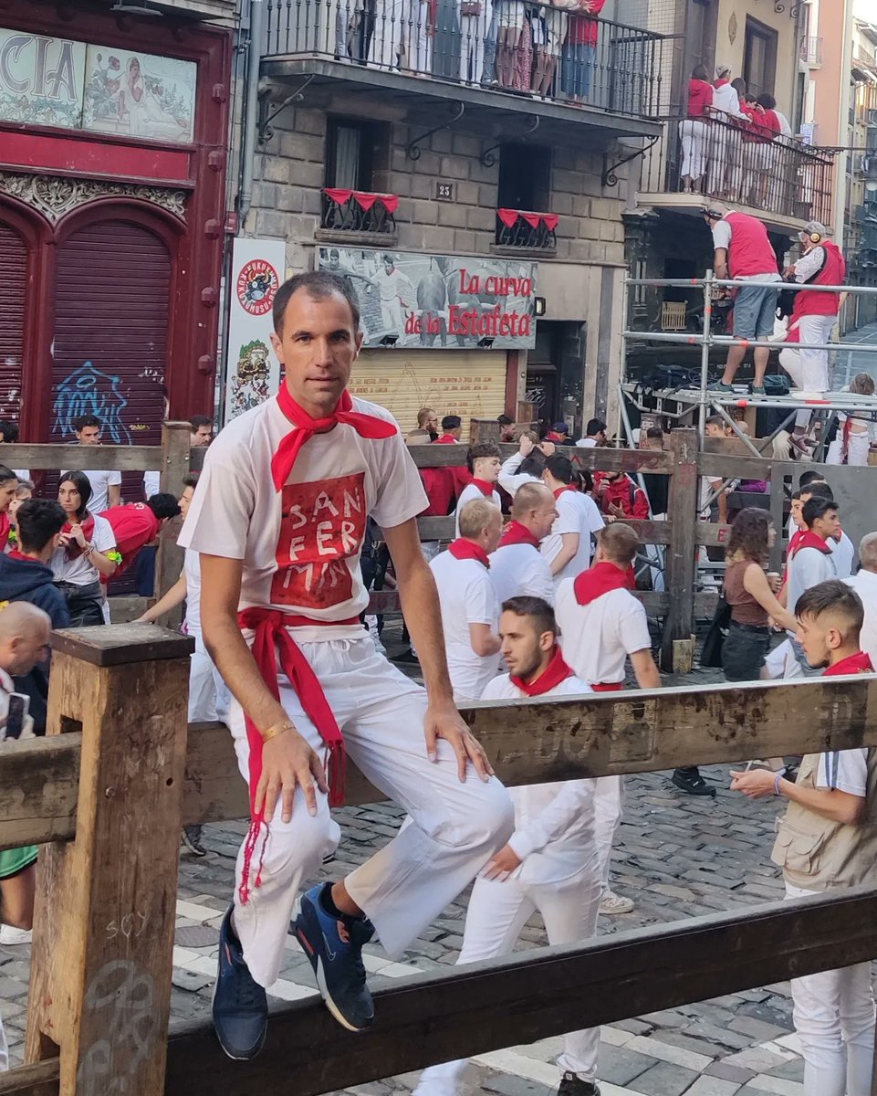 DavidAlonsoJim1's tweet photo. A San Fermín pedimos x ser nuestro patrón , nos guíe en el encierro dándonos su bendición 🎶 viva San Fermín, Gora San Fermín 👏👏 #Pamplona #SanFermin2022 #Julio2022 ☀️ #Toros #EncierroRTVE https://t.co/8goLkShhOJ