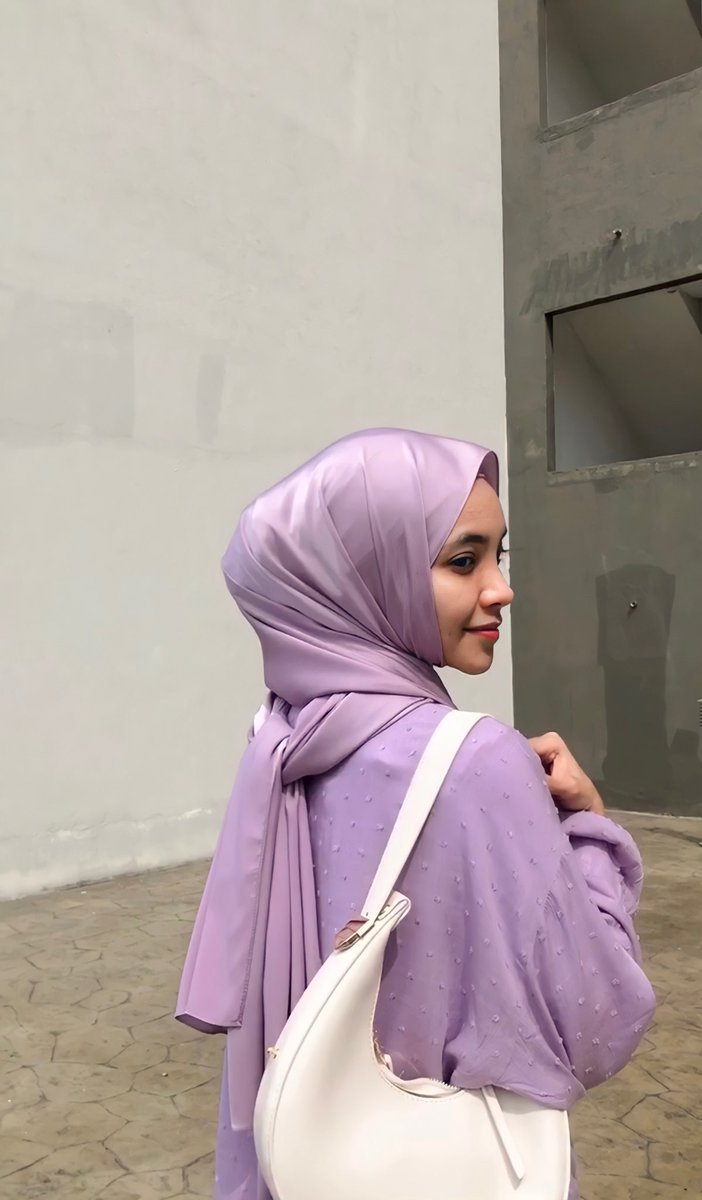 sheeqaaaa's tweet photo. Selamat Hari Raya 🪁🤍

Look at my beautiful satin shawl!! Brb nak borong more colours ^.^ https://t.co/Maza2XhKPN