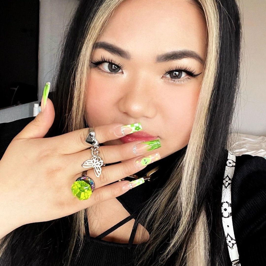 glarexfv's tweet photo. @GoldenGlare_ i love your nails 😍 https://t.co/mdATInqtS8