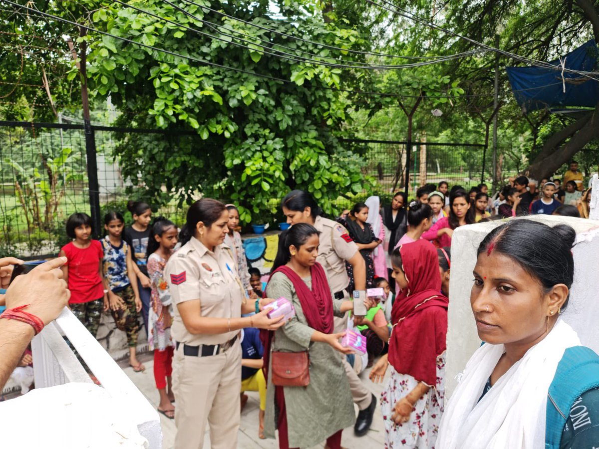 MAnivarya's tweet photo. Sanitary Napkins were disturbed among the ladies and girls of Seemapuri by the women staff of @DelhiPolice , on the occasion of Hariyali Mahotsav 2022. Team @DCP_SHAHDARA ,ACP @AkashayRastogi also briefed about the hygiene and sanitation. #mission_अनिवार्य 
@pfws1 @CPDelhi 🙏 https://t.co/txMkeau9UA