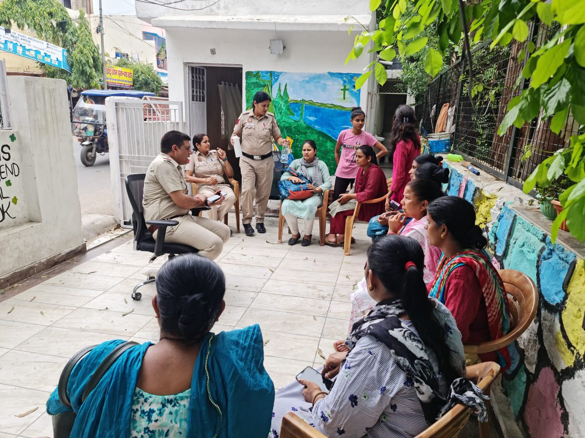 MAnivarya's tweet photo. Sanitary Napkins were disturbed among the ladies and girls of Seemapuri by the women staff of @DelhiPolice , on the occasion of Hariyali Mahotsav 2022. Team @DCP_SHAHDARA ,ACP @AkashayRastogi also briefed about the hygiene and sanitation. #mission_अनिवार्य 
@pfws1 @CPDelhi 🙏 https://t.co/txMkeau9UA