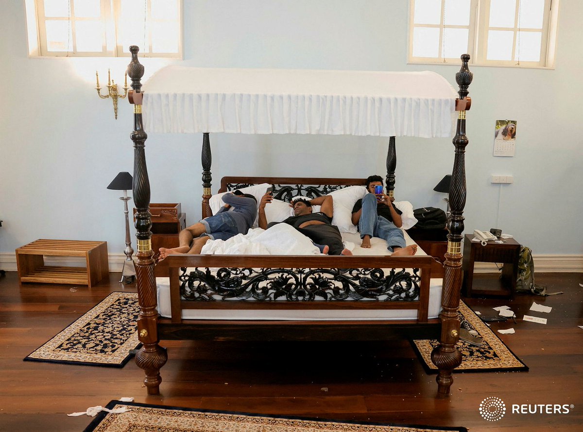 NegeriTiksa's tweet photo. Demonstrators sleep on the President Gotabaya Rajapaksa's bed at the President's house, on the following day after demonstrators entered the building, after President Gotabaya Rajapaksa fled, amid the country's economic crisis, in Colombo,July 10, 2022. REUTERS/Dinuka Liyanawatte https://t.co/9gXoKV8PPW