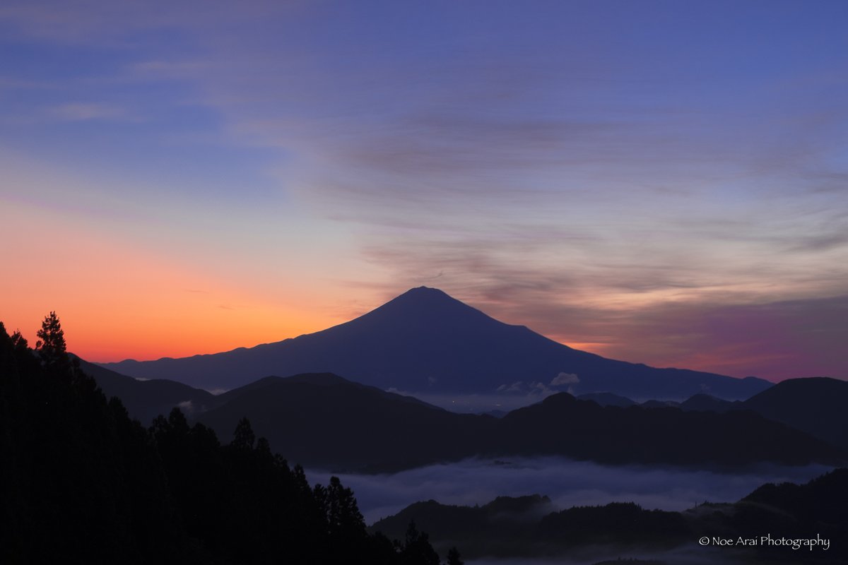 夜明け前 明け方4:08に空が染まり始め 富士山のシルエットが浮かびあがりました。 ^-^* 投票しました ^-^