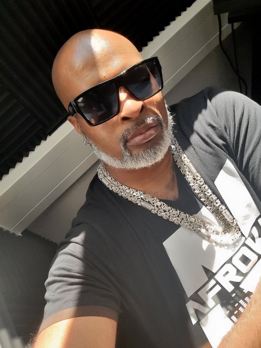 BIGSHOT_187's tweet photo. That sunshine in the studio 🎹🎛🎧
Enjoy the rest of your day! 💫

#AfroKas #BIGSHOT #studio #sunshine #shades https://t.co/n5ealizmA2