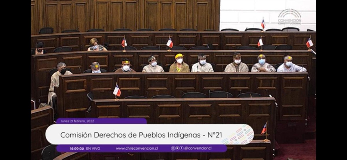 Una imagen que trae mucho dolor, nuestros caciques de chiloé, nuestros diez caciques queridos por todo chiloé, fueron humillados por la convención, viajaron 16 horas, pagaron estadía, comida, por sus propios medios para ser escuchados, 10 min, por eso y mucho más RECHAZO.