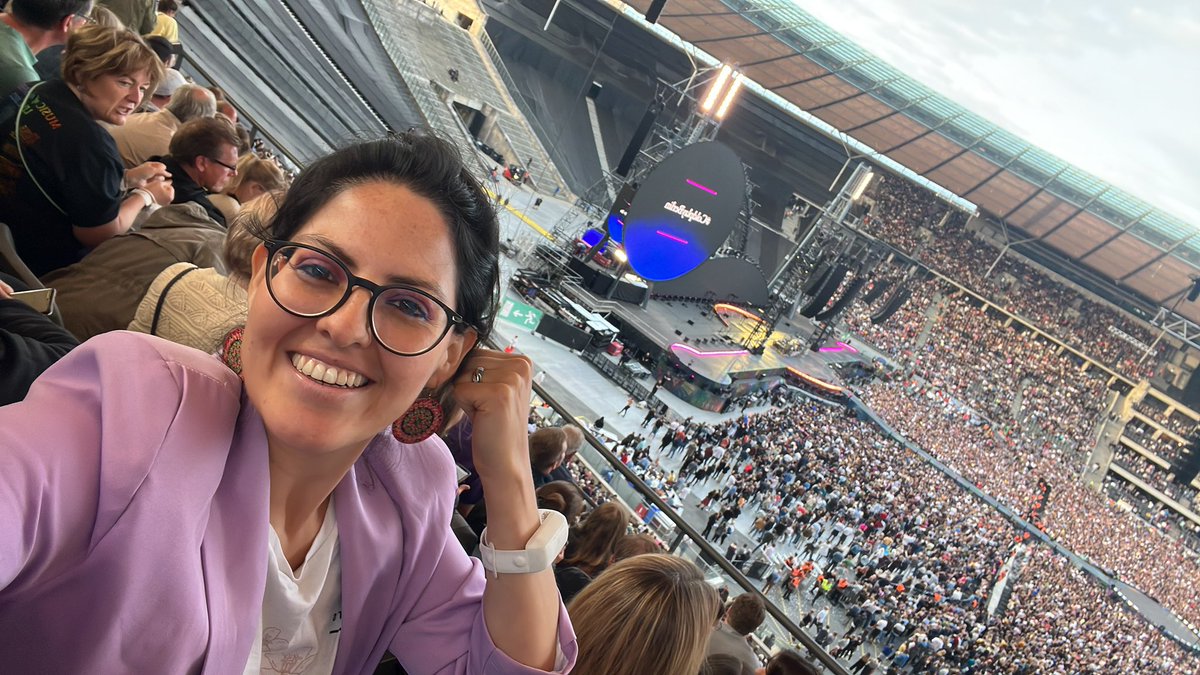 AlejandraV94's tweet photo. Special greetings to @coldplay from ECUADOR ! Hello please 🫶🏻🔝💜❤️🧡💛💚💙🤍 https://t.co/96xojV2iuM