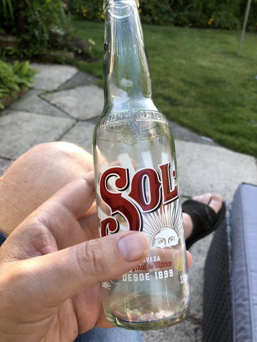 BarryScott73's tweet photo. The bar service in this house is appalling 😂😎☀️ !! #sundaydrinking #relaxing #eveningsunshine https://t.co/Mv1QOzueG3