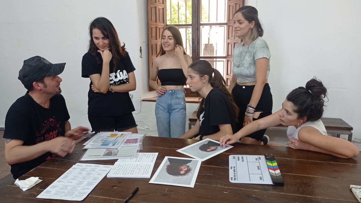 Filmeduca_cine's tweet photo. Preparando el rodaje con nuestras grandes actrices! Un proyecto de cine en el #iesguadalpeña de Arcos de la Frontera. Este año vamos por el largometraje! @auladcine @RosalesLM1 @CulturaAND @IAPHpatrimonio @EducaAnd @ArcosCiudad https://t.co/N15d05V0Yb