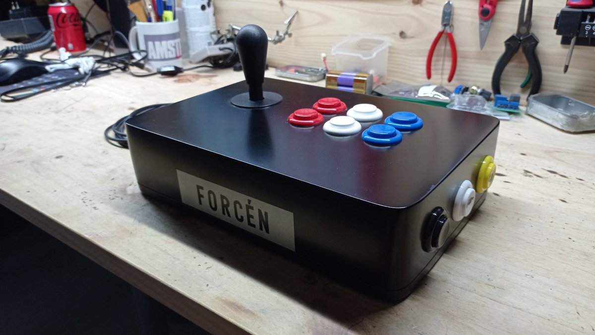 pabloforcen's tweet photo. Por fin ya está finalizado mi #SF2CE #arcade custom stick, para jugar como Dios manda en #SiDi #FPGA al #Estrifa. Todo componentes de @indust_lorenzo , con micros de @CherryKeyboards , encoder #ProMicro #Xinput. Todo comprado en @Arcades_RetroAl @ArcadeVintageOr https://t.co/YwdjyBR9WD
