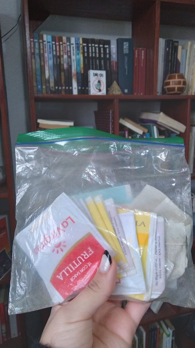 Un día sos joven y al otro tenés una bolsita de té en la mochila porque siempre hay que estar preparada para una infusión.