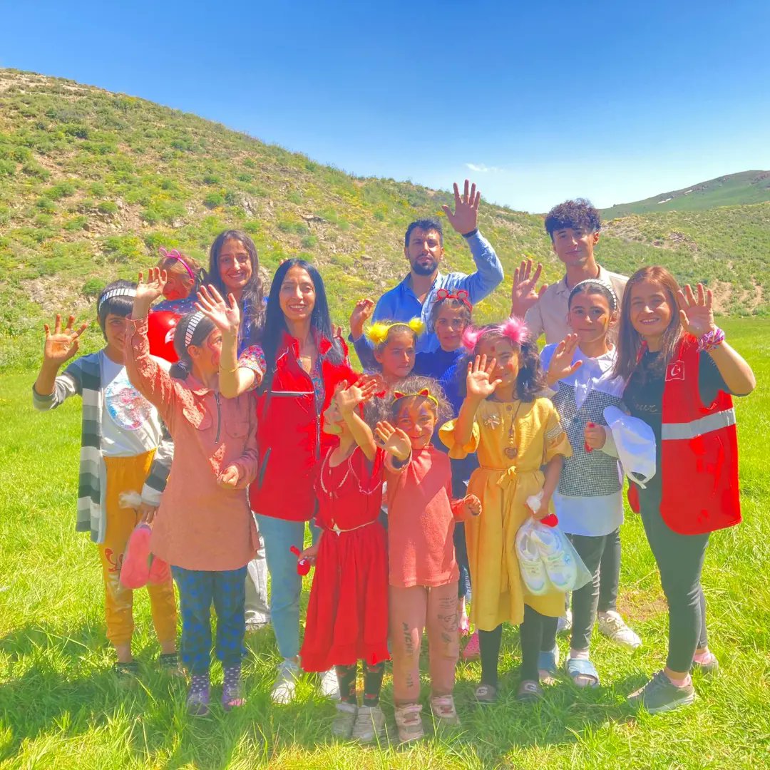damlahakkari's tweet photo. 1 bayram günü, 2 farklı yayla ve birbirlerinden güzel çocukların yüzlerinde tebessüm 🥳
Bugün yaylalarda çocuklarla birbirinden güzel etkinlik yaptık. Emeği geçen herkese teşekkür ederiz 🥳😊💧
#DamlaHakkari
#HakkariGM
@DamlaVolunteers @Gsb_Hakkarigm @gsb_eak https://t.co/wJntGCM631