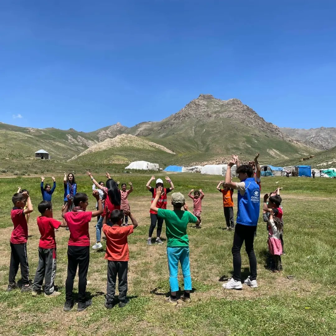 damlahakkari's tweet photo. 1 bayram günü, 2 farklı yayla ve birbirlerinden güzel çocukların yüzlerinde tebessüm 🥳
Bugün yaylalarda çocuklarla birbirinden güzel etkinlik yaptık. Emeği geçen herkese teşekkür ederiz 🥳😊💧
#DamlaHakkari
#HakkariGM
@DamlaVolunteers @Gsb_Hakkarigm @gsb_eak https://t.co/wJntGCM631