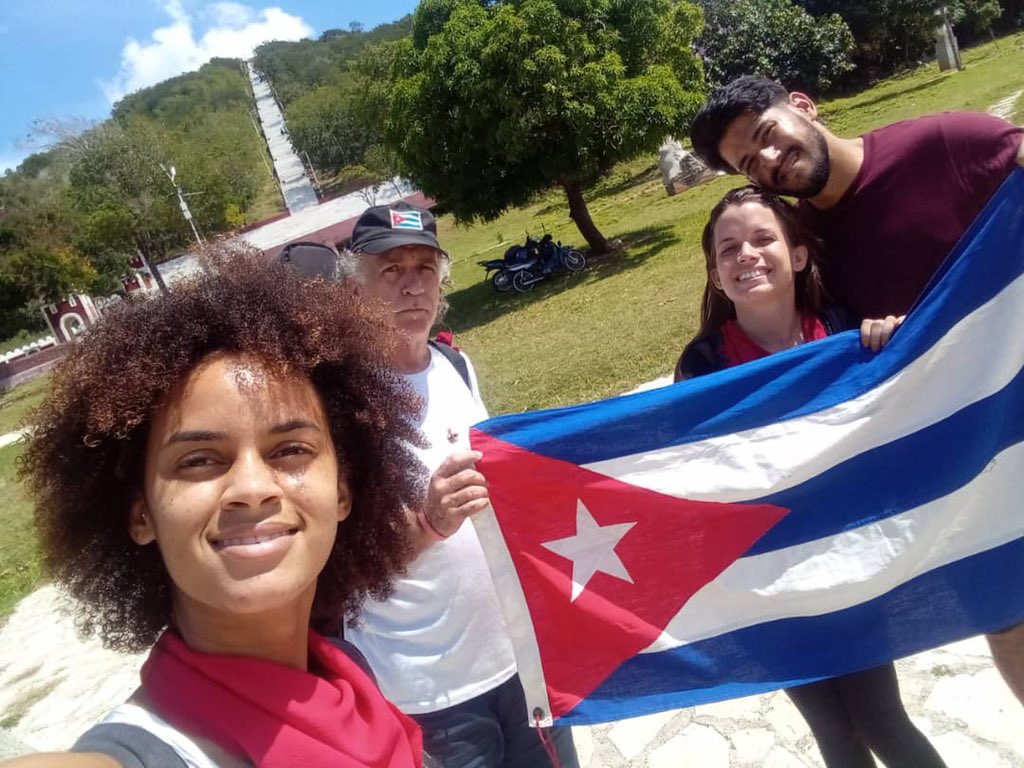 Con #PañuelosRojos visitando la loma de la Cruz en la ciudad de #Holguín como parte de las actividades que la #UJC_Holguín ha preparado para celebrar la #SemanaAntimperialista!! #CubaPorLaPaz, pero al imperialismo #NiTantitoAsí👌!! #YoUsoPañueloRojo 🚩!! #UJC #Cuba 🇨🇺!!