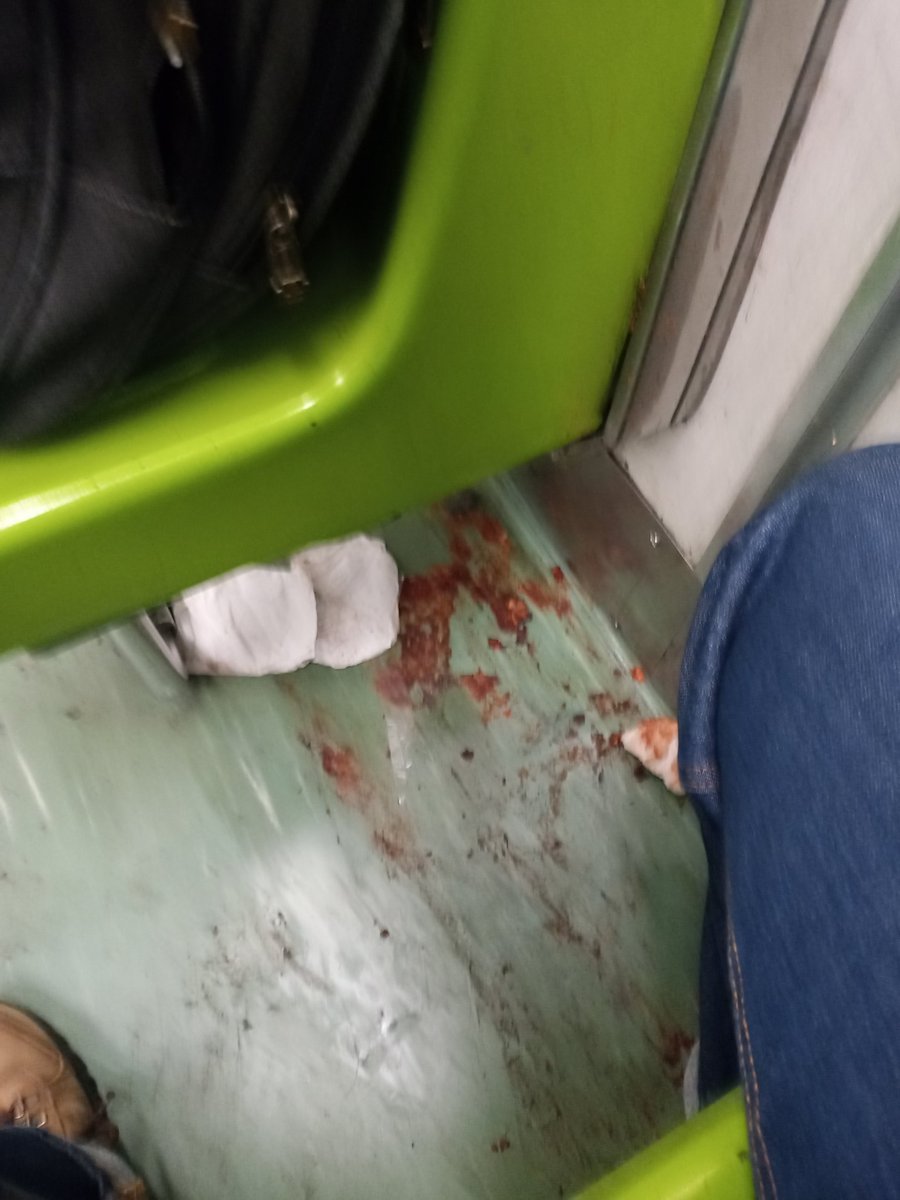 AngelNivek's tweet photo. @MetroCDMX ¿Podrias mandar a alguien se limpieza a este tren (Vagon N.1431) que va en dirección a Rosario? Porfa! Acutalmente esta camino a Constituyentes https://t.co/MUhxhJsCHk