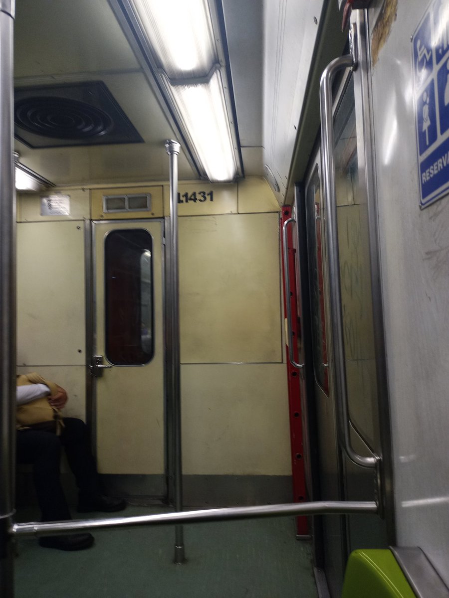 AngelNivek's tweet photo. @MetroCDMX ¿Podrias mandar a alguien se limpieza a este tren (Vagon N.1431) que va en dirección a Rosario? Porfa! Acutalmente esta camino a Constituyentes https://t.co/MUhxhJsCHk