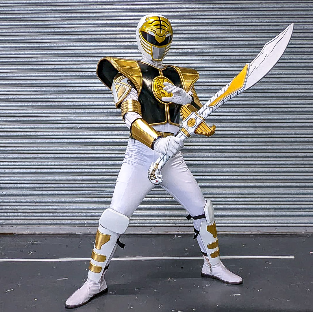 thetokudealer's tweet photo. If you went to @Showmasters #londonfilmandcomiccon #LFCC22 yesterday, did you see me cosplaying as @batinthesun ver of #whiteranger from #mightymorphin @powerrangers ?
...
Suit & Helmet: @jtokucostume
Gloves: ET Cosplay Shop
Saba: @arsramdha
...
https://t.co/m0iwv9YKpR https://t.co/GhcyYvc0TS