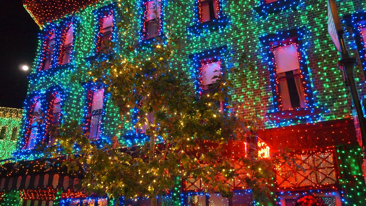 disneypicaday's tweet photo. I usually pick a new set of pictures when something Christmas goes through my randomizer code, but when the #SpectacleOfDancingLights came up this time in my feed... I just left it in... https://t.co/YXgviLwtuW