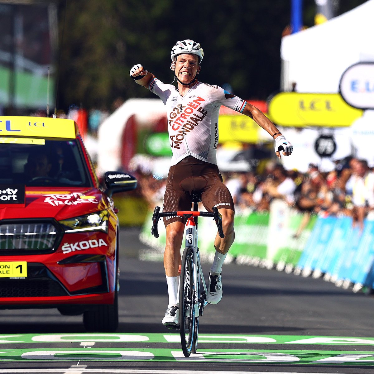 BobJungels's tweet photo. Good day!🙌🏻
@ag2rcitroenteam
@letourdefrance
#rideBMC
📸 @gettysport https://t.co/zTh9CGsrbI