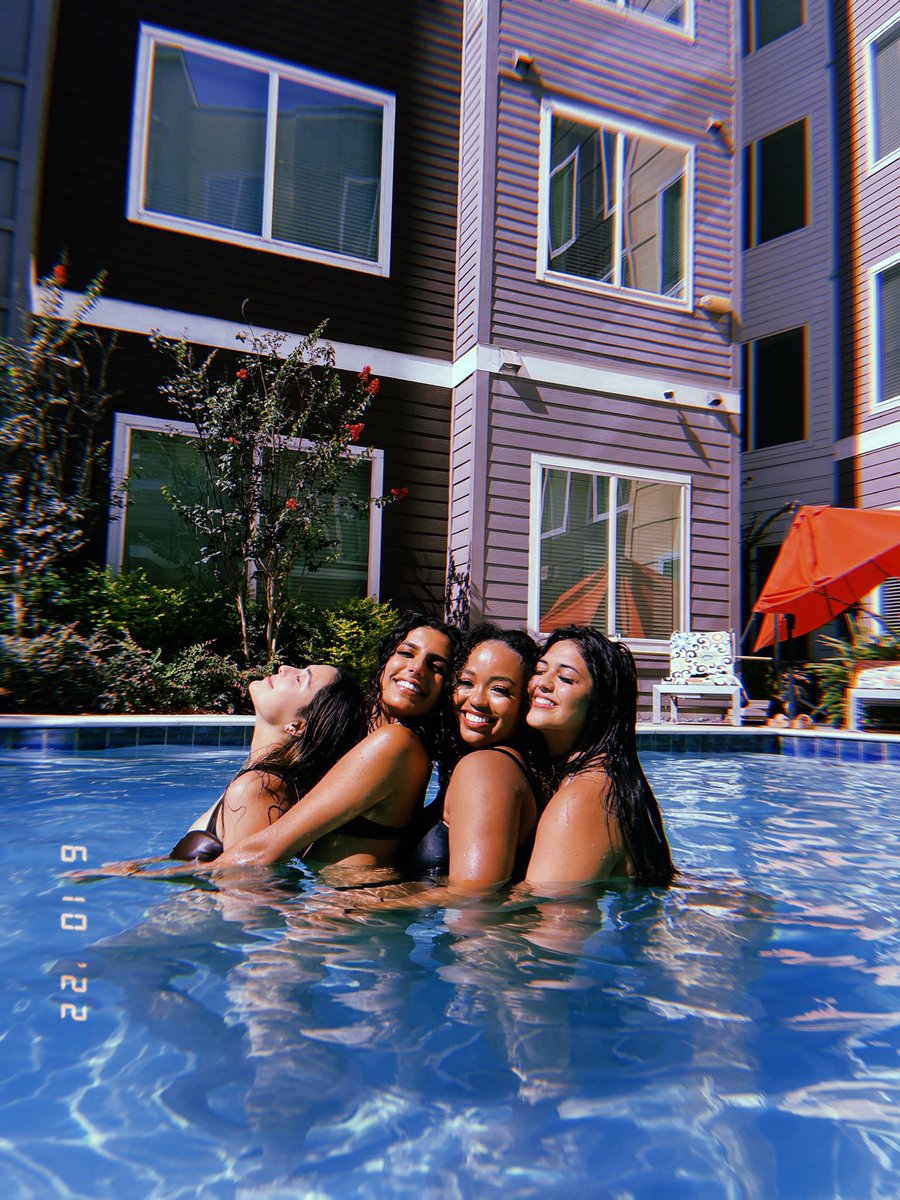 LiveTheIcon's tweet photo. Here at The Icon Sunday Fundays are ICONIC! 😎 

Book a tour today &amp; check out our 3️⃣ pools!💦

#uh #tsu #liveICONIC #htx #ICONICvibes #studenthousing #uhhousing #tsuhousing #premiumstudentliving #apartments #houston https://t.co/naSrnR56Ft