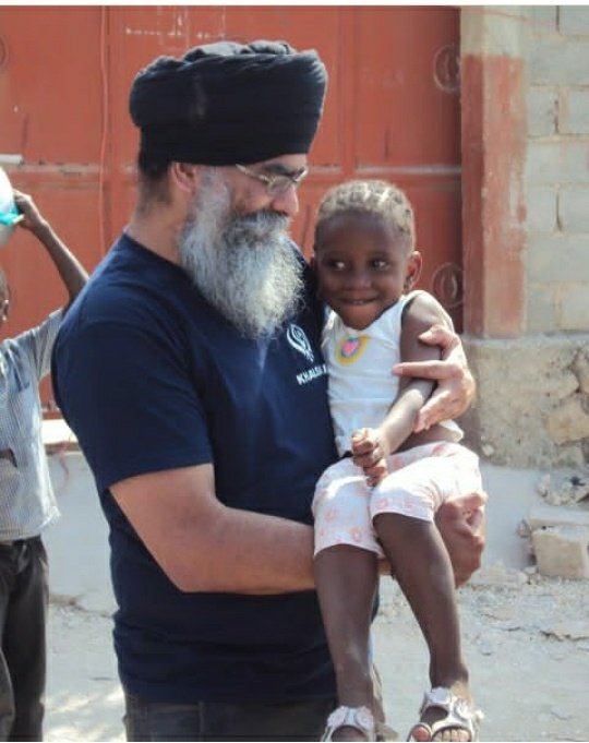 Jattig5's tweet photo. Haiti 2010:"Can you please pick me up.."said this little princess in small a town in Haiti where @Khalsa_Aid delivering aid after the earthquake!

it was the first time they had seen a sikh....

#onelove #Humanity #Sikhi https://t.co/BAlpTSGAz5