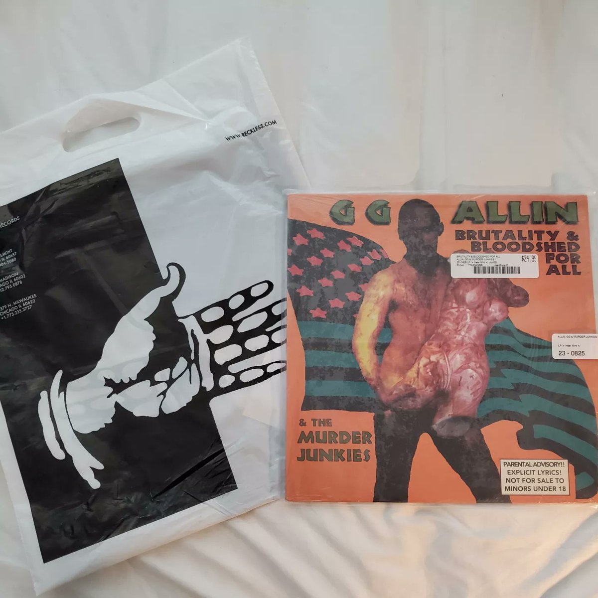 scottwoodssays's tweet photo. Whenever I hit Chicago I hit the record stores. Did a 3-shop run with a crew of @DustyGroove, @RecklessRecords and Shuga Records. Dusty is my mainstay, and always my first stop on a hop, usually before I even hit my hotel.
#recordhaul https://t.co/Bu7OZsUfgD