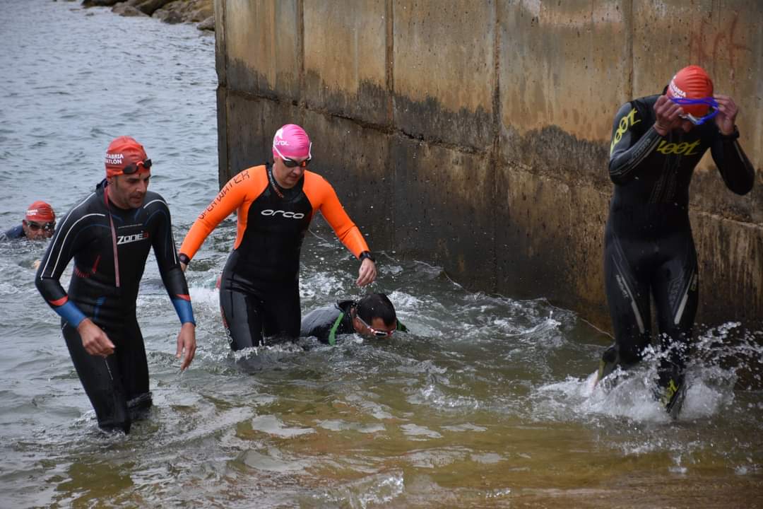 gorintxo's tweet photo. Y después de 3 años vuelvo a colocarme un dorsal de triatlón, vuelvo a sentir esa mezcla entre nervios, miedo..., que tanto engancha, y vuelvo a disfrutar del triatlón, quedando tercera, de mi categoría, a pesar de que el agua no me lo puso nada fácil.
@CantabriaTriatl https://t.co/kdrTiBSCTu