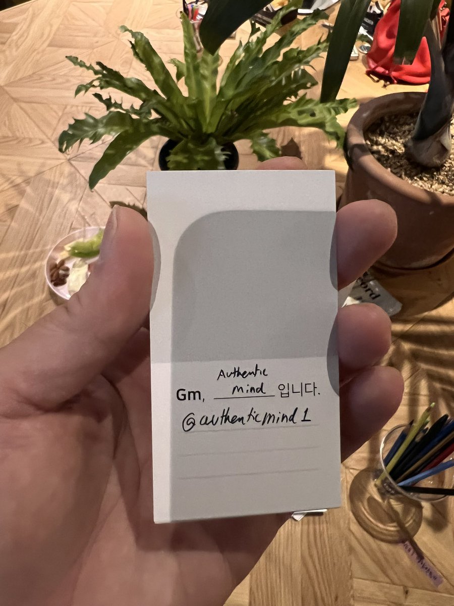 <a href="/sooscape_nftkr/">흔디 | sooscape</a> 님이 주최한 <a href="/worldofwomennft/">world of women</a> IRL 서울 밋업!! 웹3/느프트에 대한 열정과 좋은 에너지를 가진 다양한 분들을 만날 수 있어서 무척 신났던 시간! 예쁜 포스터에 내 pfp가 딱 자리하고 있으니 뭔가 뿌듯하기도 했던 :) WoW한 밤이었어요. 감사합니다 🙏