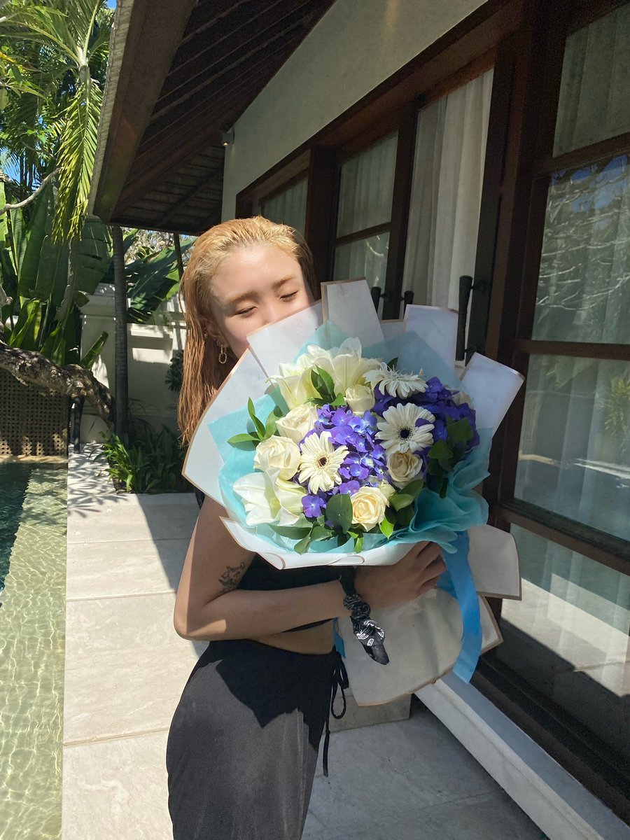 denisekimsays's tweet image. Got some sun and some flowers :)