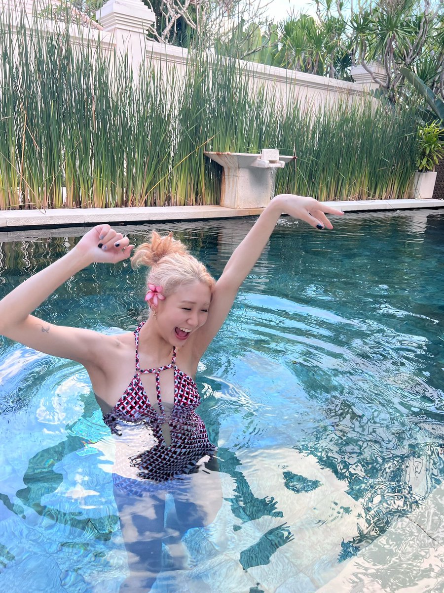 denisekimsays's tweet image. Got some sun and some flowers :)