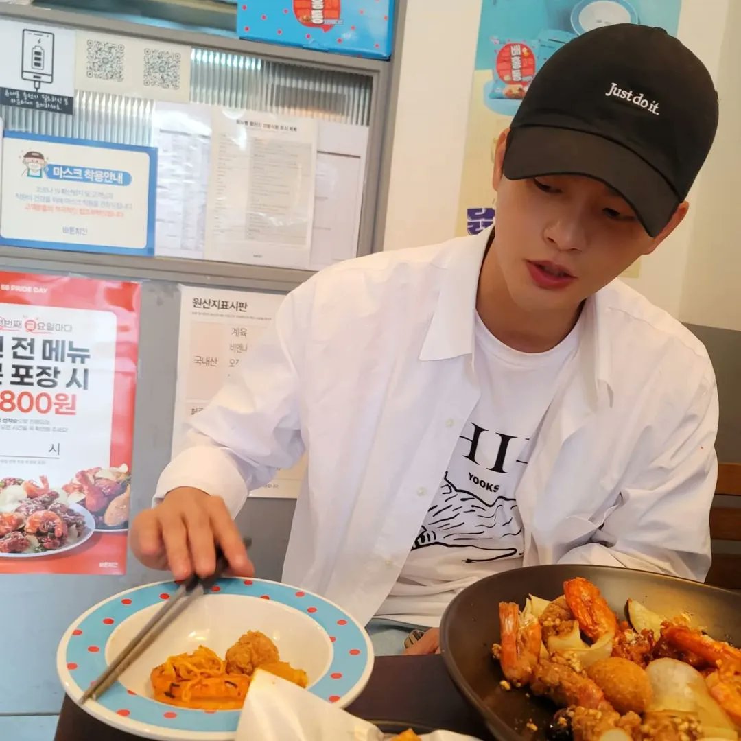 seoingukph1023's tweet photo. Reposted @seoingukph1023 from @barunchicken_cheongdam Thank you for enjoying chicken noodles...
#RightChicken #RightChicken #58RealLife #RightEating #ChickenRestaurant #DaeSaeRed #DaeSaeHotBlack #Coupang Discount #DaeSaeHotBlackSpecialChicken #DaeSaeRedSpecial https://t.co/phDnG9Ly8J